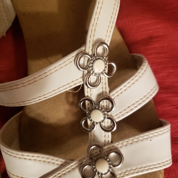 Cute white strappy sandals. Great shape. Comfy and well made with silver details - Picture 5 of 5
